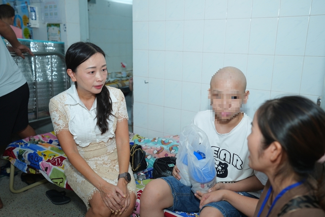 Báo Sức khỏe & Đời sống và Nutricare tiếp dinh dưỡng, thắp hy vọng cho bệnh nhi ung thư- Ảnh 7.