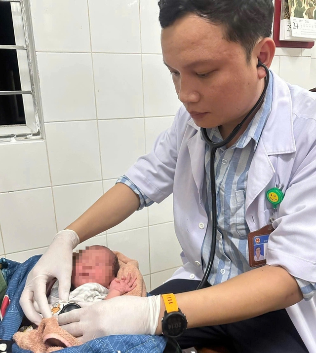 Phát hiện bé gái sơ sinh bị bỏ rơi trong vườn nhà dân- Ảnh 1.