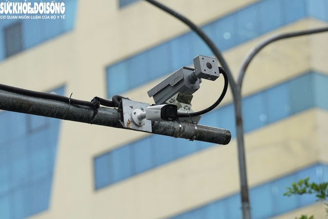 Cận cảnh camera AI phạt nguội phát hiện hàng nghìn vi phạm trong nửa ngày tại Hà Nội- Ảnh 7.