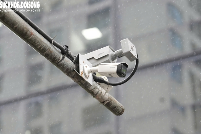 Cận cảnh camera AI phạt nguội phát hiện hàng nghìn vi phạm trong nửa ngày tại Hà Nội- Ảnh 3.