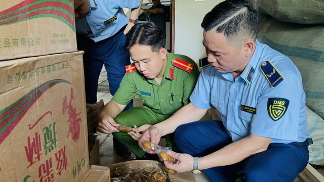 Thu giữ lô hàng hơn 6.000 sản phẩm bánh nướng, kẹo không rõ xuất xứ- Ảnh 2. Thu giữ lô hàng hơn 6.000 sản phẩm bánh nướng, kẹo không rõ xuất xứ- Ảnh 2.