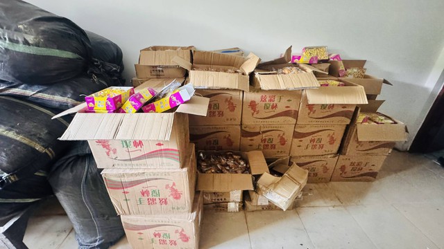 Thu giữ lô hàng hơn 6.000 sản phẩm bánh nướng, kẹo không rõ xuất xứ- Ảnh 1. Thu giữ lô hàng hơn 6.000 sản phẩm bánh nướng, kẹo không rõ xuất xứ- Ảnh 1.