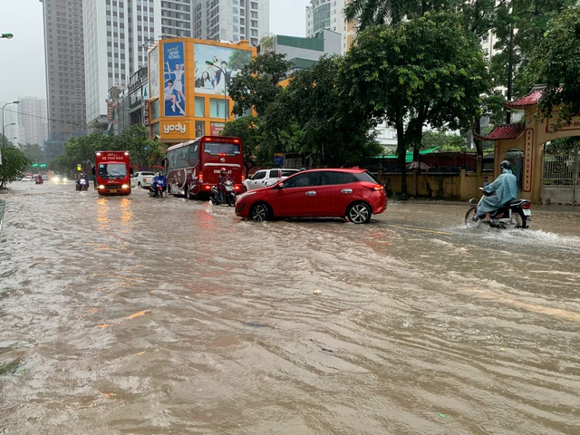 Đêm nay nhiều khu vực mưa lớn đỉnh điểm, bão số 10 có thể nguy hiểm hơn bão Ragasa- Ảnh 2.