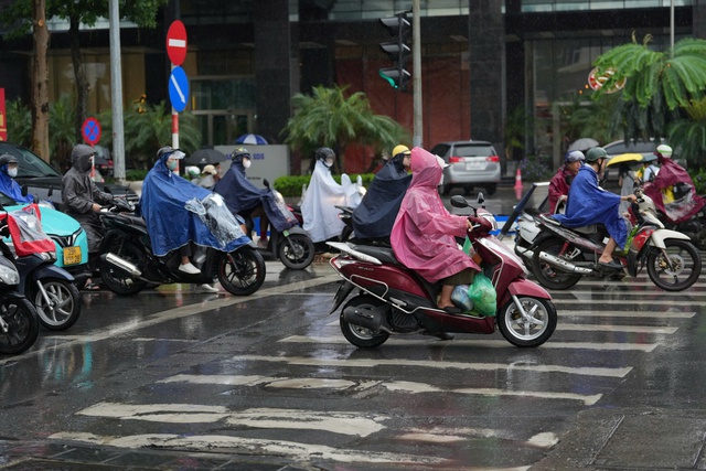 Cận cảnh camera AI phạt nguội phát hiện hàng nghìn vi phạm trong nửa ngày tại Hà Nội- Ảnh 4.