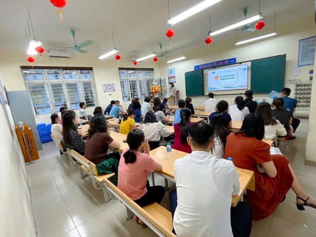 Dù được miễn học phí, gánh nặng 'tự nguyện' vẫn đè nặng vai phụ huynh- Ảnh 1.