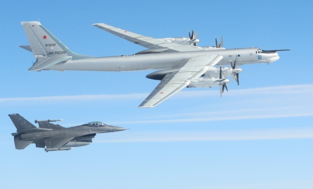 Máy bay ném bom Nga áp sát Alaska, F-16 Mỹ khẩn cấp xuất kích - Ảnh 1.