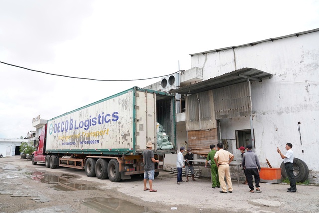 Phát hiện xe đầu kéo chở hàng chục tấn sản phẩm động vật không rõ nguồn gốc - Ảnh 1.