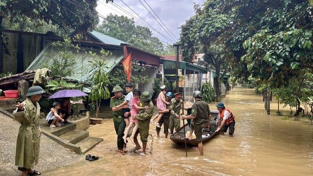 Thủ tướng chỉ đạo huy động mọi lực lượng ứng phó với nguy cơ ngập lụt, lũ ống, lũ quét sau bão số 10- Ảnh 1.