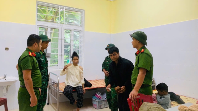 Công an xã dùng xe chuyên dụng đưa 2 sản phụ vượt mưa lũ đi sinh- Ảnh 3.