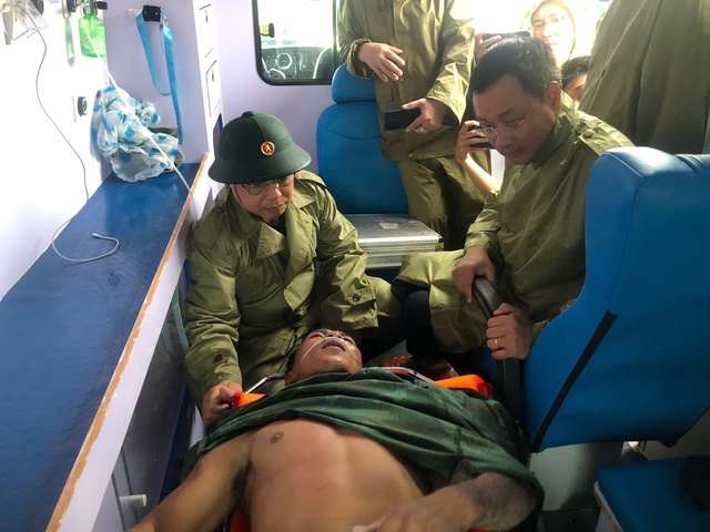 Video lời kể thuyền viên nhiều giờ ôm phao hàng hải giữa sóng dữ vụ tàu cá gặp nạn- Ảnh 1.