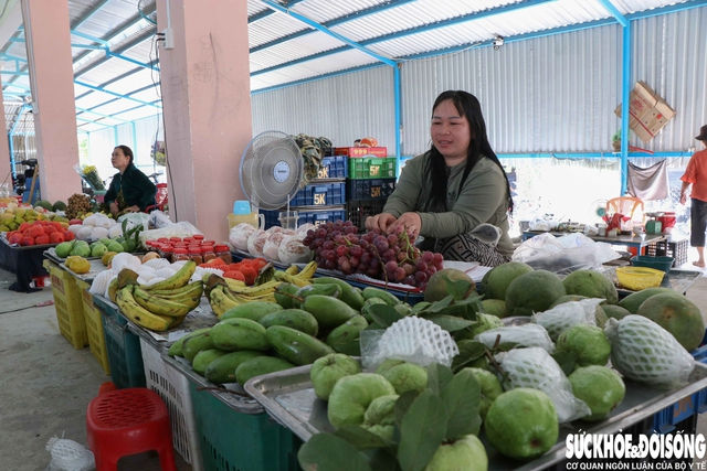 Chợ mới đầu tư tiền tỷ vắng như chùa Bà Đanh, chợ 'chồm hổm' lại tấp nập- Ảnh 3.