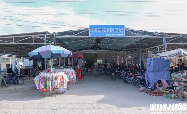 Chợ mới đầu tư tiền tỷ vắng như chùa Bà Đanh, chợ 'chồm hổm' lại tấp nập- Ảnh 2.