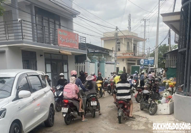 Chợ mới đầu tư tiền tỷ vắng như chùa Bà Đanh, chợ 'chồm hổm' lại tấp nập- Ảnh 1.