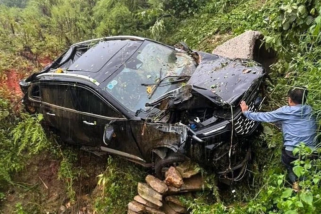 Đất đá sạt lở hất ô tô chở 3 người xuống vực ở Sa Pa- Ảnh 1.