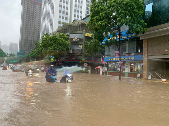 Tâm điểm mưa lớn chiều tối và đêm nay do hoàn lưu bão số 10- Ảnh 2.