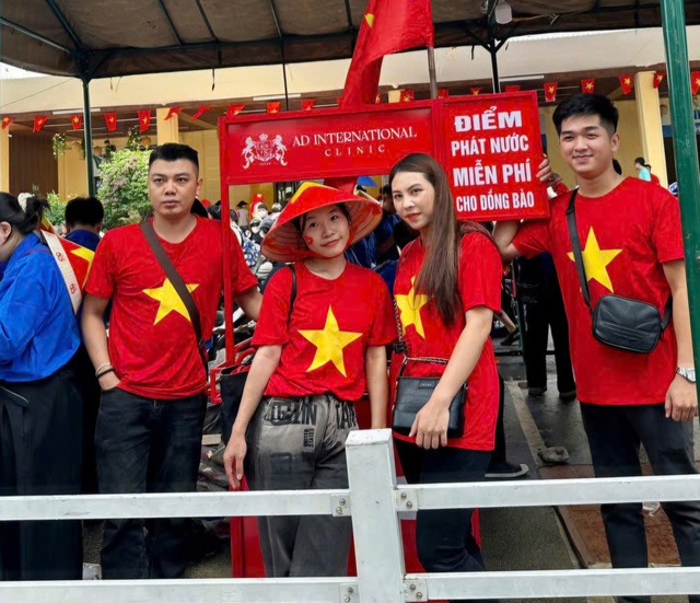 Những điểm phát nước, bánh ngọt miễn phí đã trở thành hình ảnh đẹp, ấm áp trong ngày Diễu binh 2/9 lịch sử- Ảnh 1.