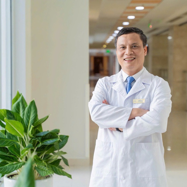 PGS.TS.BS Trần Mạnh Hùng: Từ những ca mổ 'cân não' đến khát vọng nâng tầm ngoại khoa Việt Nam tại Vinmec- Ảnh 1. PGS.TS.BS Trần Mạnh Hùng: Từ những ca mổ 'cân não' đến khát vọng nâng tầm ngoại khoa Việt Nam tại Vinmec- Ảnh 1.