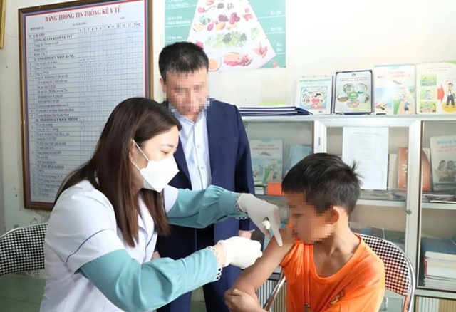 Quyết liệt chiến dịch tiêm sởi toàn tỉnh Nghệ An- Ảnh 2.