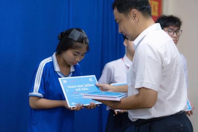 TPHCM trao học bổng đỡ đầu cho trẻ em mồ côi do COVID-19- Ảnh 2.