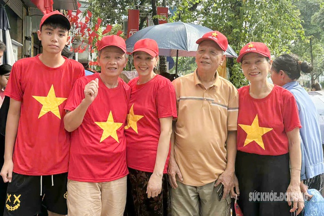 Cảm xúc khó quên của các nữ chiến sĩ trong vòng tay nhân dân khi thực hiện nhiệm vụ A80- Ảnh 4. Cảm xúc khó quên của các nữ chiến sĩ trong vòng tay nhân dân khi thực hiện nhiệm vụ A80- Ảnh 4.