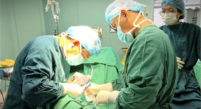 Hàm sưng to, cụ ông tái phát u tuyến nước bọt sau gần 10 năm- Ảnh 2. Hàm sưng to, cụ ông tái phát u tuyến nước bọt sau gần 10 năm- Ảnh 2.