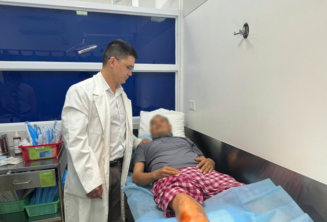 Giập nát chân do tai nạn, người đàn ông may mắn giữ lại được đôi chân- Ảnh 1.