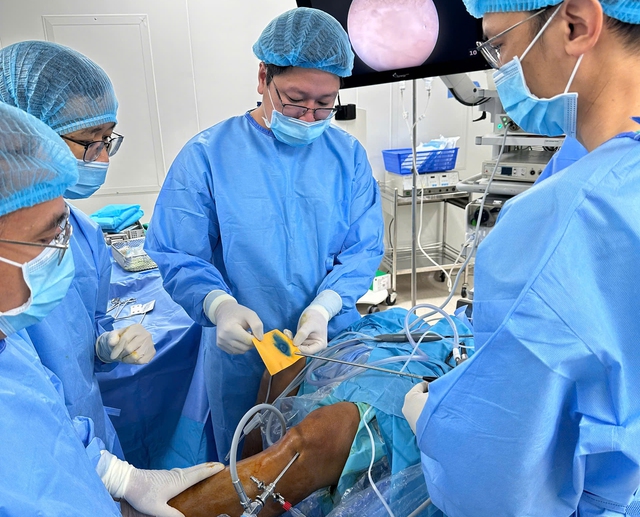 Loại 'keo tự thân' giúp bệnh nhân thoái hoá khớp thoát khỏi cơn đau kéo dài- Ảnh 1.