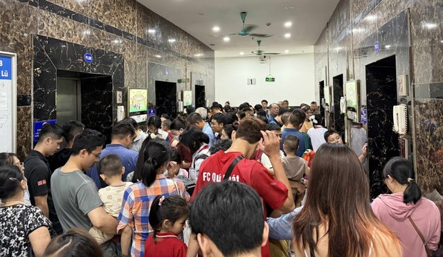 Vụ ném dép khiến 2 thang máy chung cư hỏng: Gia đình có phải chịu bồi thường thiệt hại?- Ảnh 2.