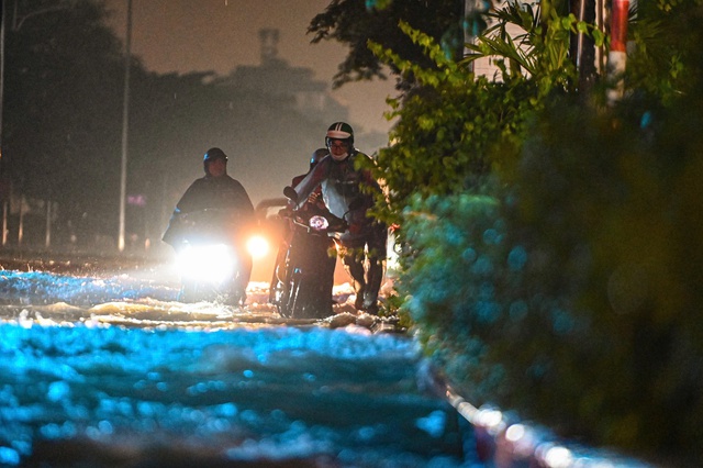 Ùn tắc, ngập lụt đô thị và bất động sản bị 'thổi giá': Vì sao người dân vẫn phải chịu?- Ảnh 2.