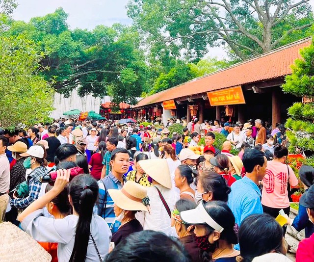 Hàng vạn du khách đổ về di tích Côn Sơn - Kiếp Bạc trước ngày khai hội- Ảnh 1.