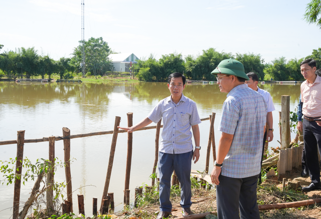 Sạt lở bờ sông ở Huế diễn biến phức tạp sau bão số 10- Ảnh 4.