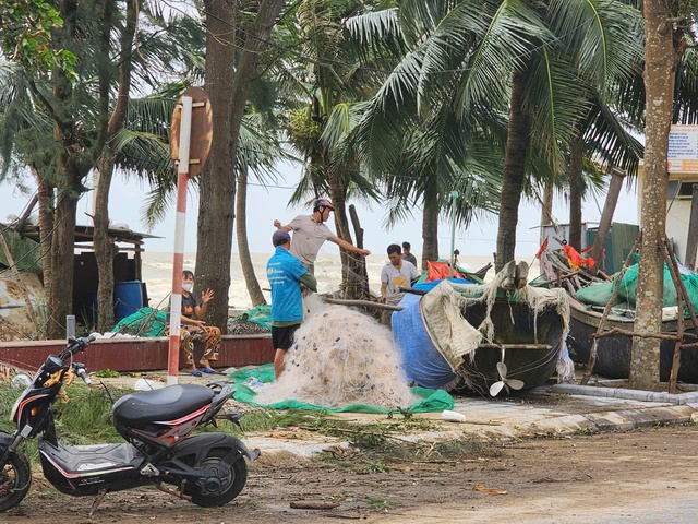 Bờ biển Sầm Sơn tan hoang sau bão- Ảnh 6.
