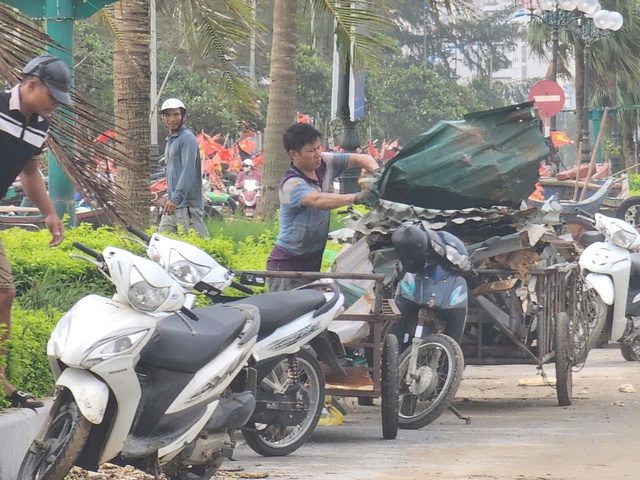 Bờ biển Sầm Sơn tan hoang sau bão- Ảnh 8.