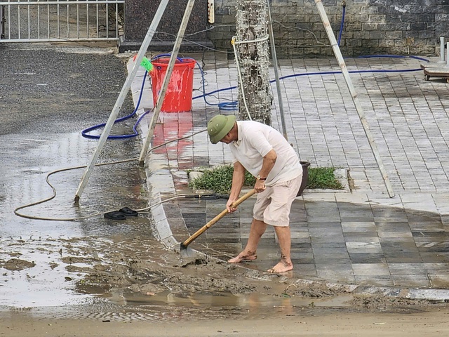 Bờ biển Sầm Sơn tan hoang sau bão- Ảnh 14.