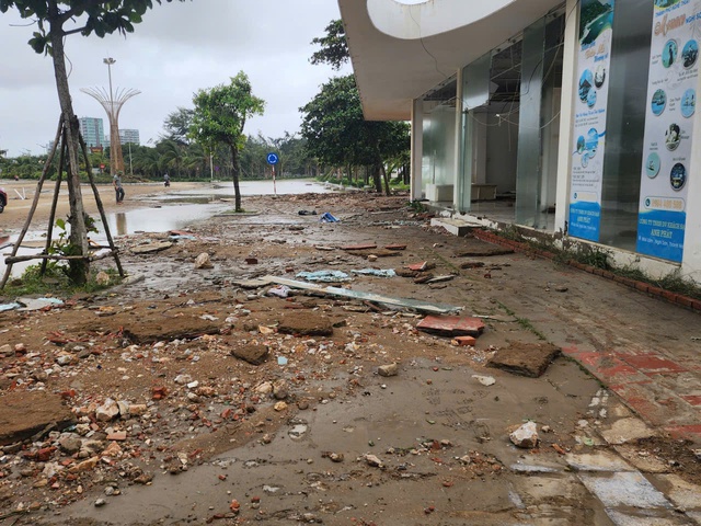 Bờ biển Sầm Sơn tan hoang sau bão- Ảnh 11.