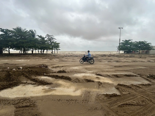 Bờ biển Sầm Sơn tan hoang sau bão- Ảnh 12.