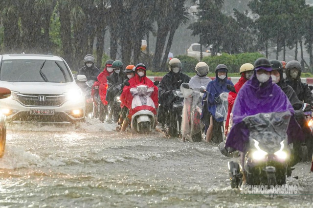 Vì sao Hà Nội mưa không ngớt suốt cả sáng nay?- Ảnh 2.