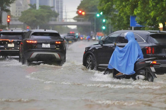 Vì sao Hà Nội mưa không ngớt suốt cả sáng nay?- Ảnh 4.