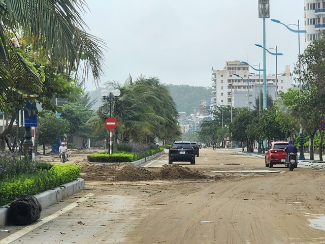 Bờ biển Sầm Sơn tan hoang sau bão- Ảnh 13.