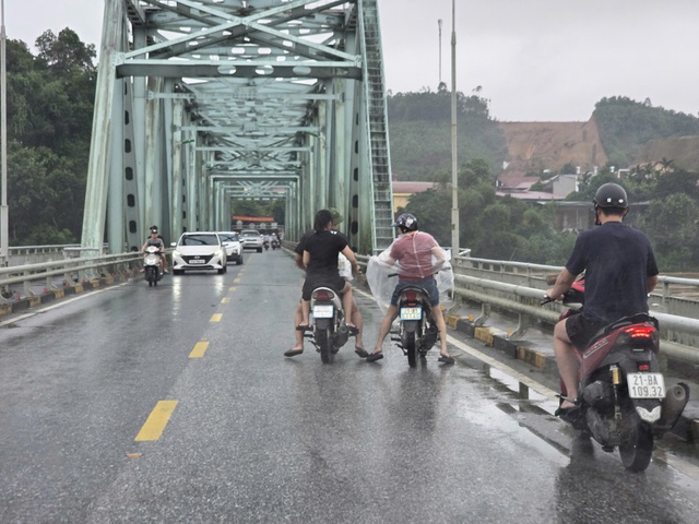 Tàu hút cát trôi tự do va vào trụ cầu, Lào Cai cấm phương tiện qua cầu Yên Bái- Ảnh 1.