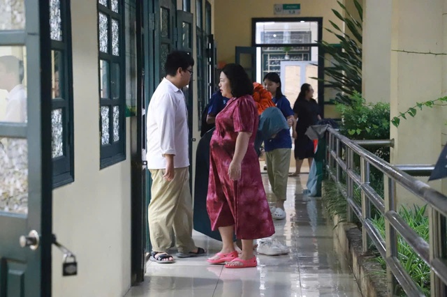 Ngập lụt khắp Hà Nội, hàng loạt trường linh hoạt bố trí bữa ăn, chỗ ngủ cho học sinh- Ảnh 2.