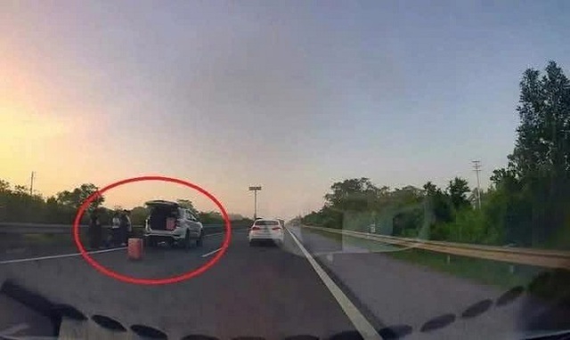 Phạt 13 triệu đồng với tài xế dừng xe giữa cao tốc để thay lốp- Ảnh 1.