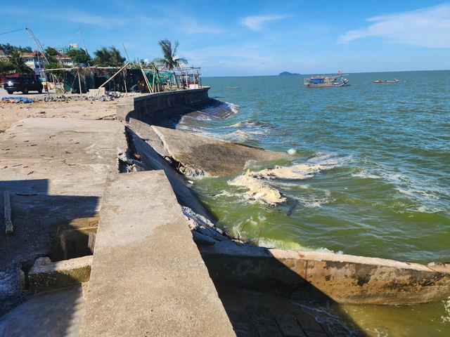 Kè chắn sóng hơn 143 tỷ đồng ở Thanh Hóa bị bão đánh nứt toác- Ảnh 1.