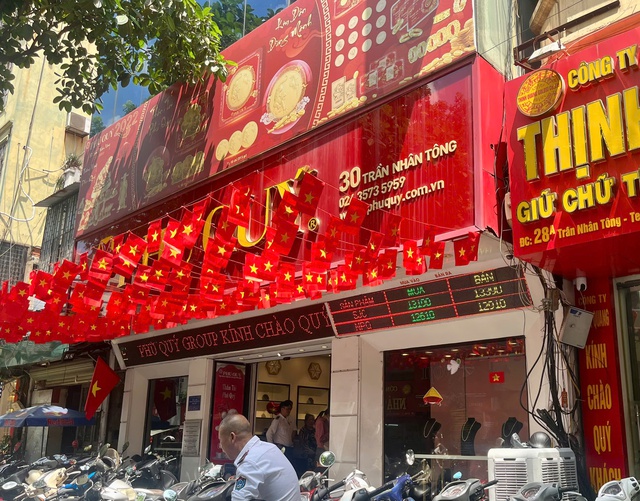 Giá vàng 'lập đỉnh', nhiều cửa hàng bán ra giới hạn- Ảnh 2. Giá vàng 'lập đỉnh', nhiều cửa hàng bán ra giới hạn- Ảnh 2.