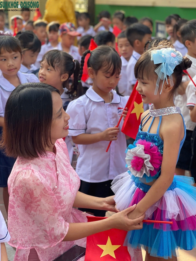Những khoảnh khắc đáng yêu của học sinh lớp 1 trong ngày khai giảng- Ảnh 1. Những khoảnh khắc đáng yêu của học sinh lớp 1 trong ngày khai giảng- Ảnh 1.