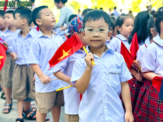 Những khoảnh khắc đáng yêu của học sinh lớp 1 trong ngày khai giảng- Ảnh 7. Những khoảnh khắc đáng yêu của học sinh lớp 1 trong ngày khai giảng- Ảnh 7.