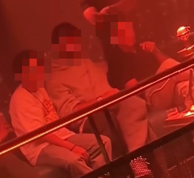 Xôn xao clip streamer nổi tiếng hút shisha trong quán bar: Hành vi này có vi phạm pháp luật?- Ảnh 1. Xôn xao clip streamer nổi tiếng hút shisha trong quán bar: Hành vi này có vi phạm pháp luật?- Ảnh 1.