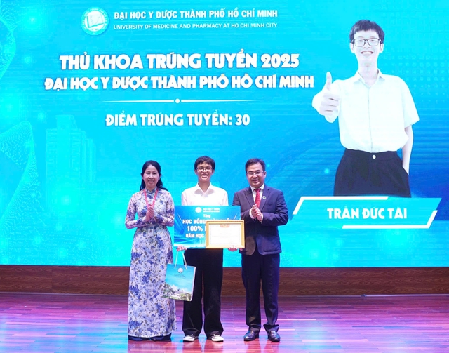 Thứ trưởng Bộ Y tế: 'Đào tạo nhân lực y tế chất lượng cao là trách nhiệm then chốt của Đại học Y Dược TPHCM'- Ảnh 5. Thứ trưởng Bộ Y tế: 'Đào tạo nhân lực y tế chất lượng cao là trách nhiệm then chốt của Đại học Y Dược TPHCM'- Ảnh 5.
