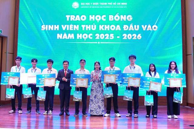 Thứ trưởng Bộ Y tế: 'Đào tạo nhân lực y tế chất lượng cao là trách nhiệm then chốt của Đại học Y Dược TPHCM'- Ảnh 4. Thứ trưởng Bộ Y tế: 'Đào tạo nhân lực y tế chất lượng cao là trách nhiệm then chốt của Đại học Y Dược TPHCM'- Ảnh 4.