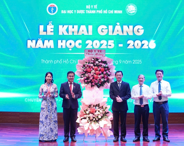 Thứ trưởng Bộ Y tế: 'Đào tạo nhân lực y tế chất lượng cao là trách nhiệm then chốt của Đại học Y Dược TPHCM'- Ảnh 3. Thứ trưởng Bộ Y tế: 'Đào tạo nhân lực y tế chất lượng cao là trách nhiệm then chốt của Đại học Y Dược TPHCM'- Ảnh 3.